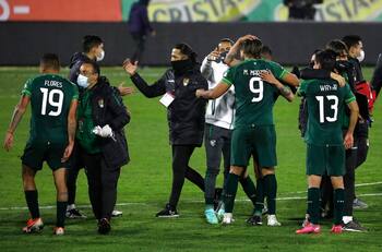 VIDEO: Con cueca altiplánica celebró Bolivia en el camarín de San Carlos tras el empate ante La Roja