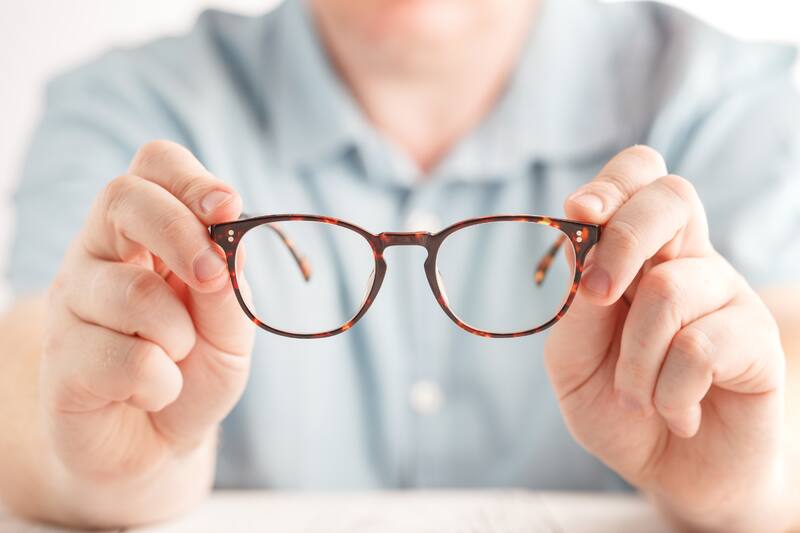 Así puedes quitar las rayas de las gafas.