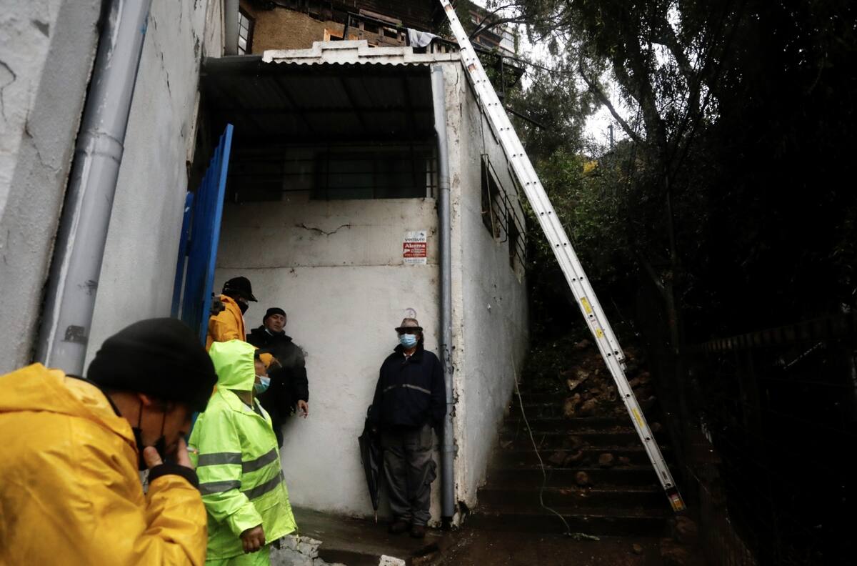 Deslizamiento de tierra en Valparaíso destruyó pared de una casa: "Estábamos durmiendo y nos despertó el derrumbe"