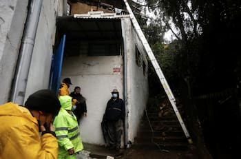 Deslizamiento de tierra en Valparaíso destruyó pared de una casa: "Estábamos durmiendo y nos despertó el derrumbe"
