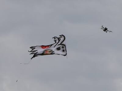 Hinchas de Colo Colo lanzaron dron con “Fantasma de la “B” en Santa Laura: jugador de la U lo pateó