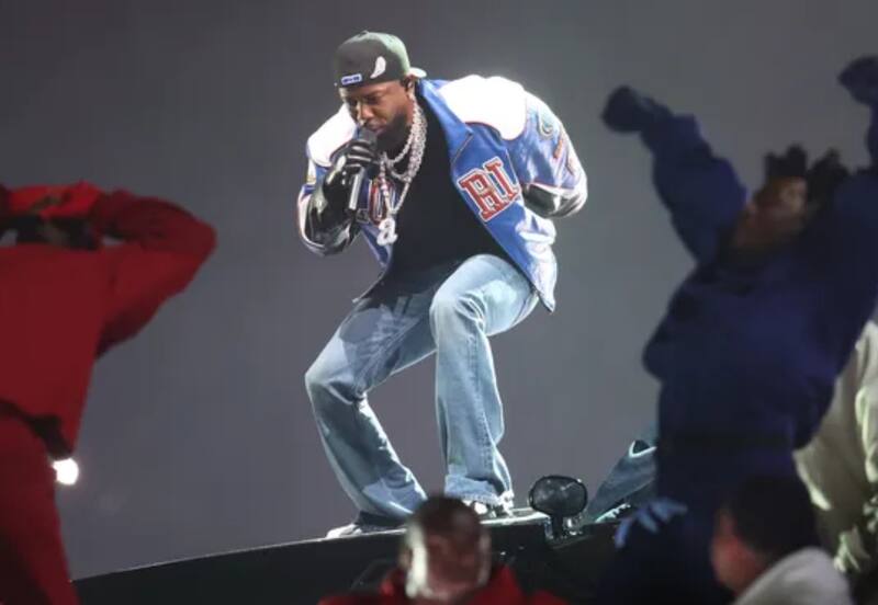 La presentación del artista dio mucho de qué hablar en redes sociales.