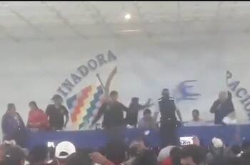 El momento en que Evo Morales recibió un sillazo en encuentro con miembros de su partido