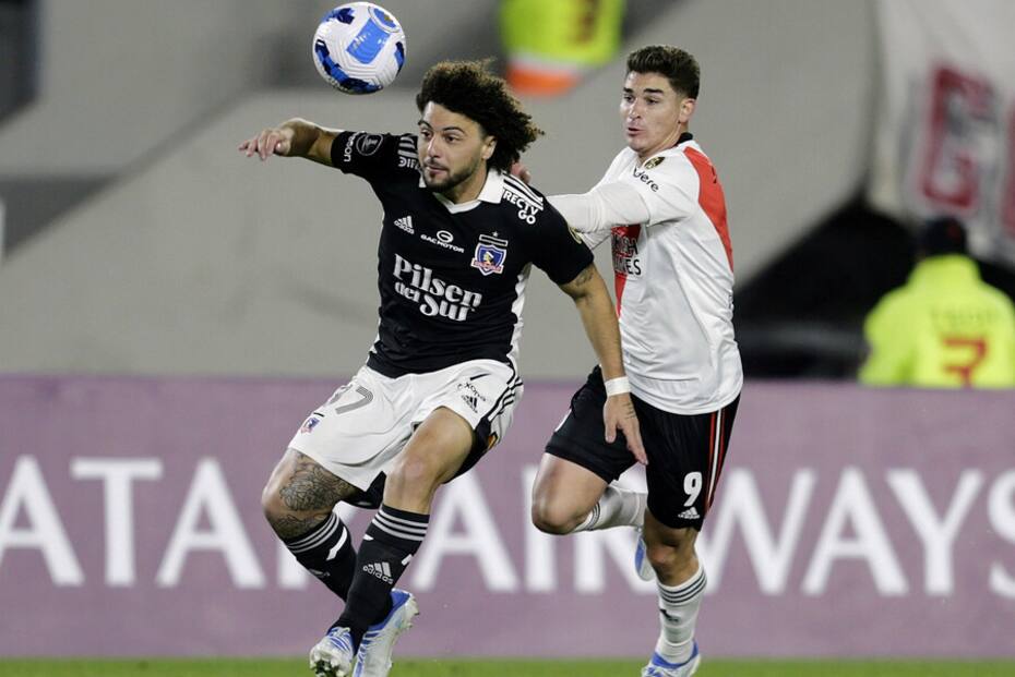 Maximiliano Falcón disputando el balón con Julián Álvarez, en la Copa Libertadores 2022. Foto: Aton.