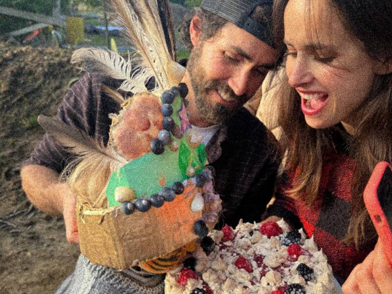 Matías Assler y Juanita Ringeling junto al pequeño Aurelio