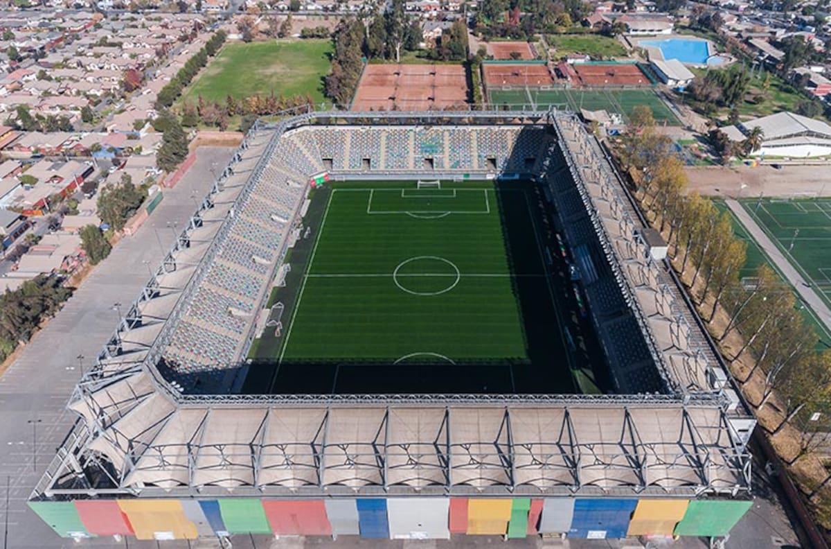 Cambiaron la pelota por un lápiz: Así están los estadios de fútbol en histórico Plebiscito