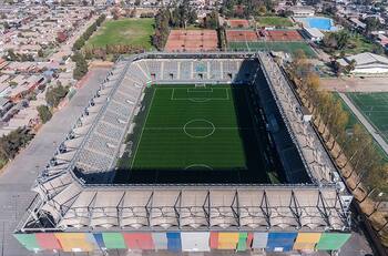 Cambiaron la pelota por un lápiz: Así están los estadios de fútbol en histórico Plebiscito