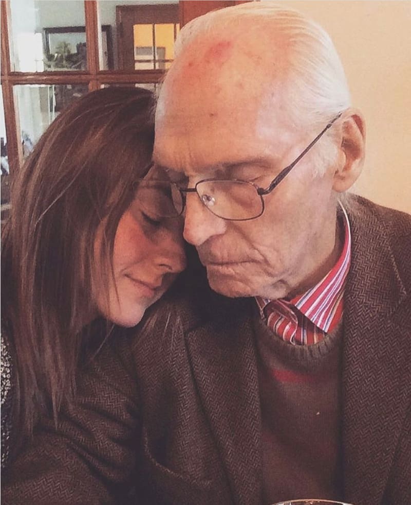 Trinidad Rendic junto a su abuelo Gabriel. - Créditos: Captura de pantalla Instagram