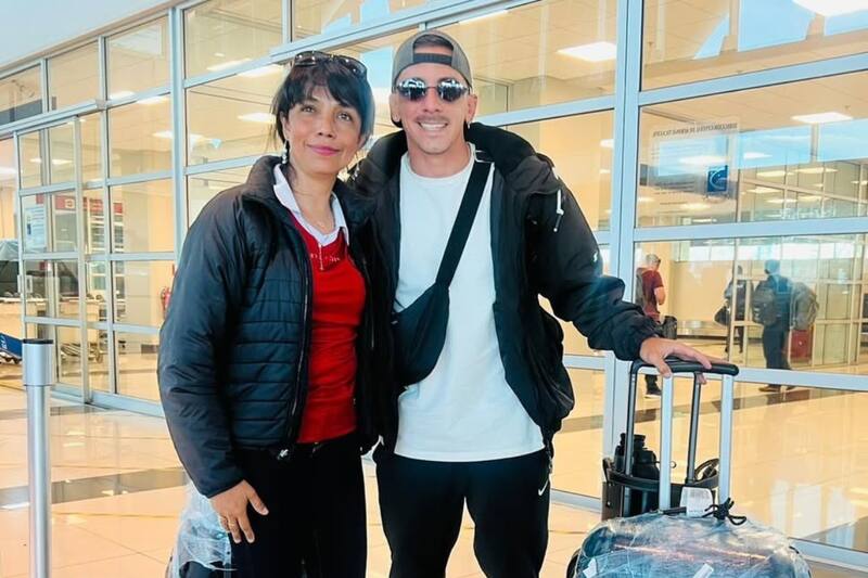 recibiendo al nuevo refuerzo de Cobreloa, el venezolano Rafael Arace. (Foto: @CobreloaSADP)