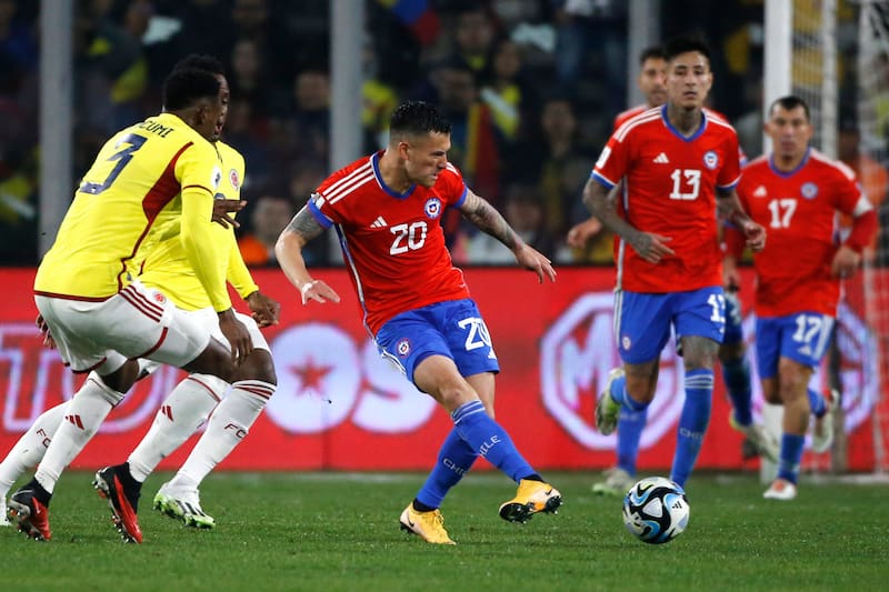 durante el partido de Chile ante Colombia por las Eliminatorias (Foto: Aton)