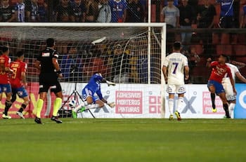 Informe arbitral lapidó a hinchas de la U: "Piedrazos e invasión que pusieron en riesgo la integridad física de los jugadores"