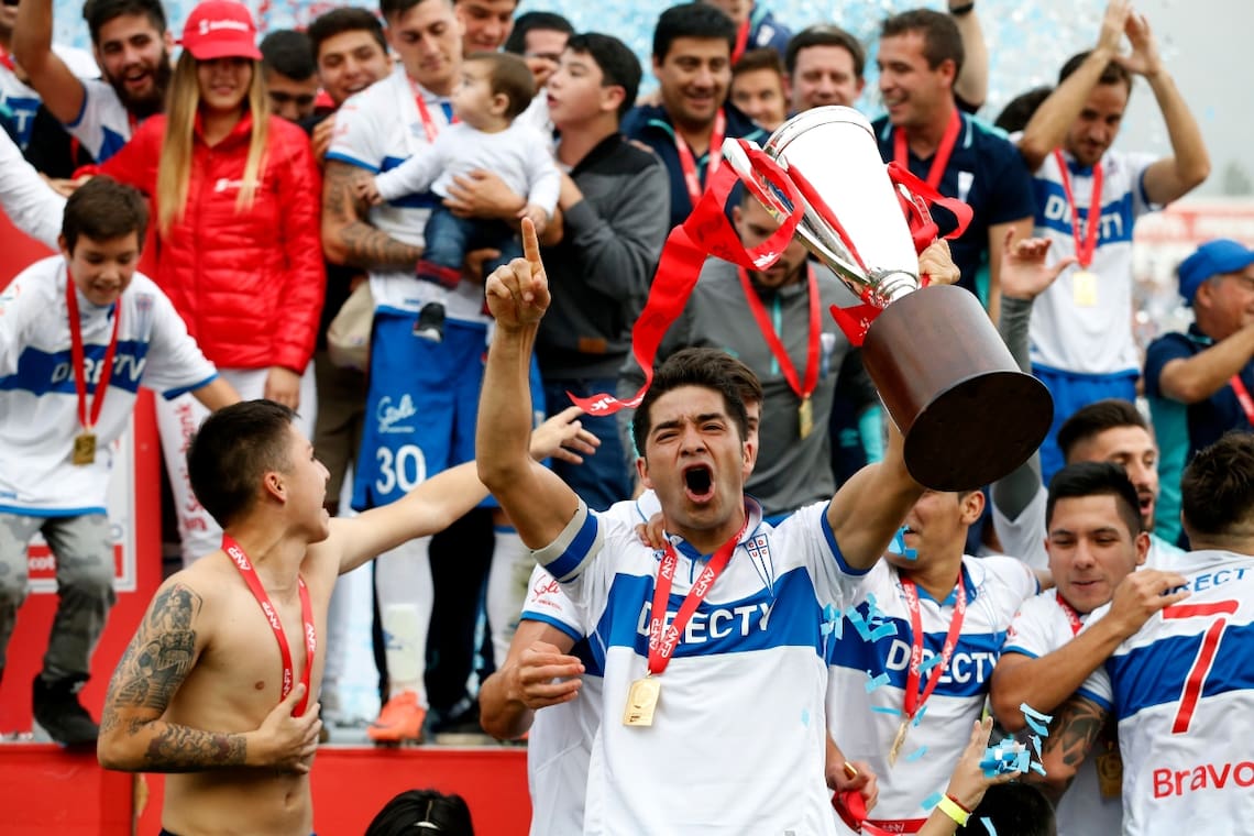 El Huaso, como capitán de la UC, levantando la copa de Primera División el primer semestre de 2016. Foto: Agencia Aton.