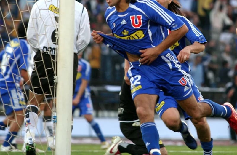 Luis Pedro Figueroa tras marcar con la camiseta de la U en la final 2006 contra Colo Colo.