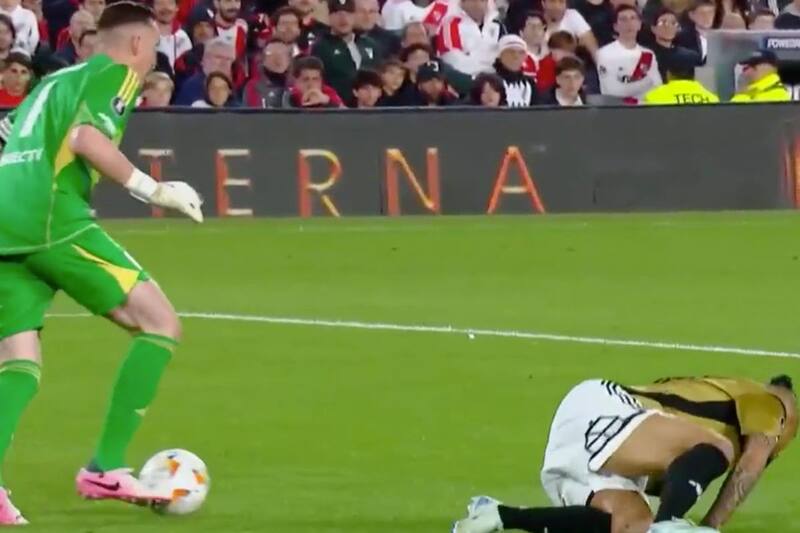 amagó un despeje a Arturo Vidal