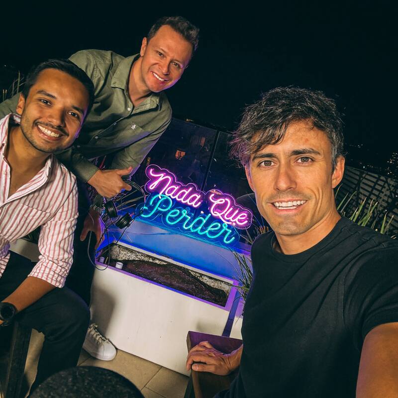 Roberto Cox y sus amigos tras grabar el primer capítulo de su nuevo programa