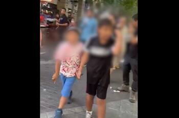 VIDEO | Niños amenazaron con cuchillos a vendedores ambulantes en pleno centro de Santiago