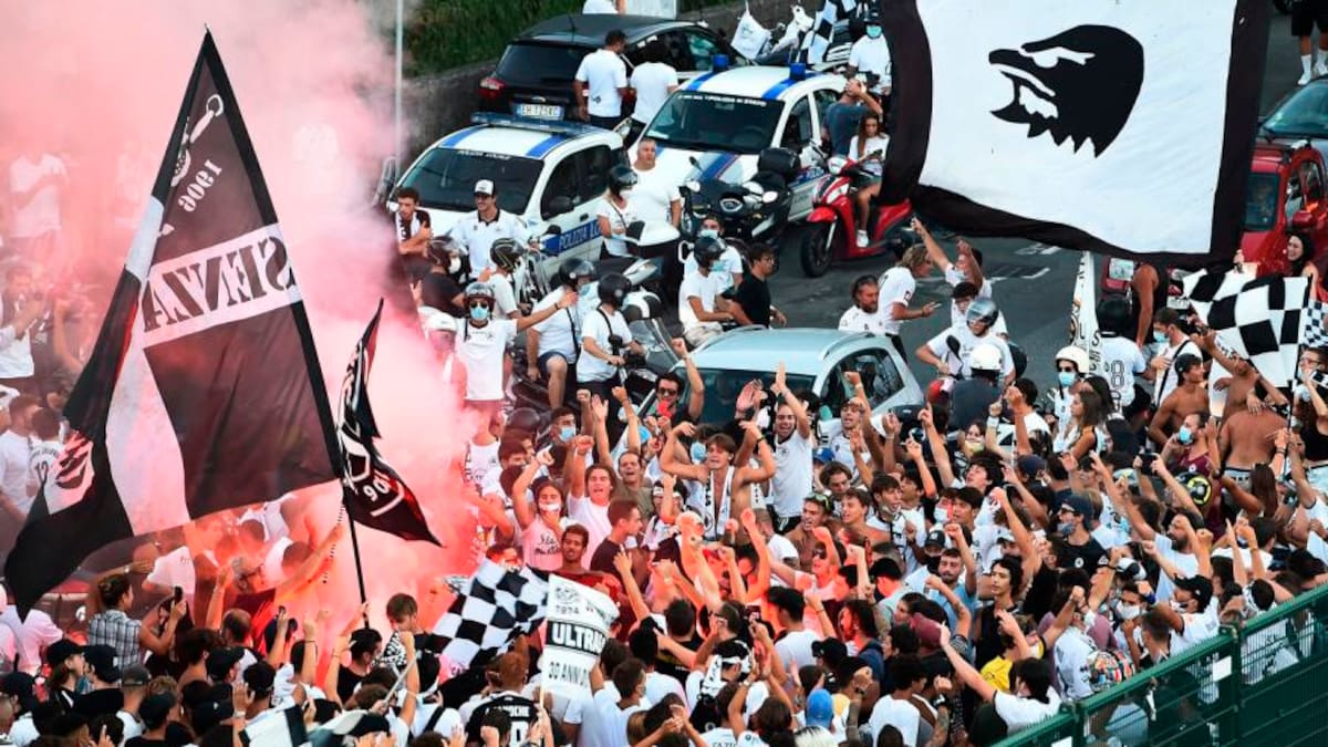 Una locura: Así celebran los hinchas el ascenso del Spezia a la Serie A luego de 95 años