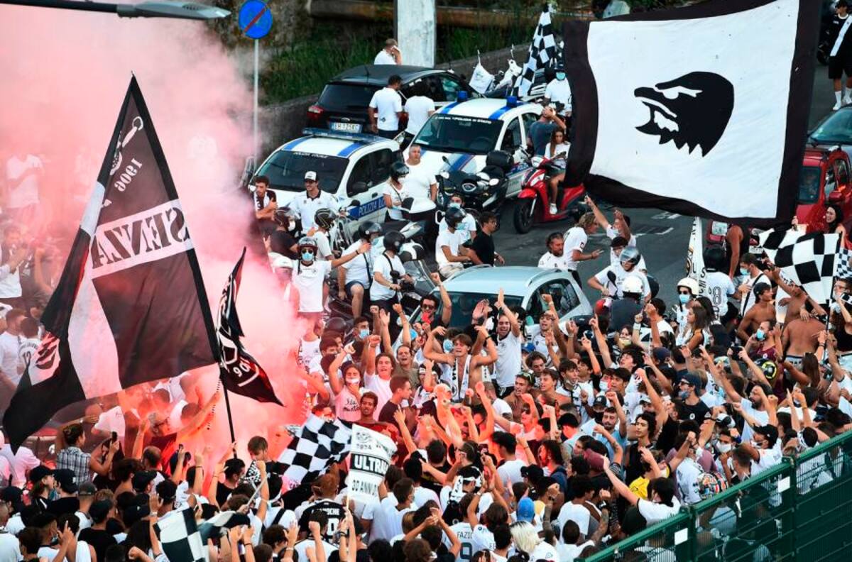 Una locura: Así celebran los hinchas el ascenso del Spezia a la Serie A luego de 95 años