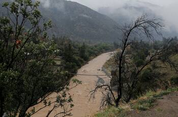 Lo Barnechea: Rescatan a personas que habían quedado atrapadas por aluvión en Yerba Loca