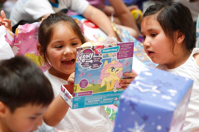 Santiago 20 de diciembre 2018
CorreosChile realiza la ceremonia de cierre de su tradicional Campaa de Navidad, instancia que durante un mes busc apadrinar las cartas de nios y nias que no tienen la posibilidad de recibir un regalo en Nochebuena.
Ramon Monroy/Aton Chile