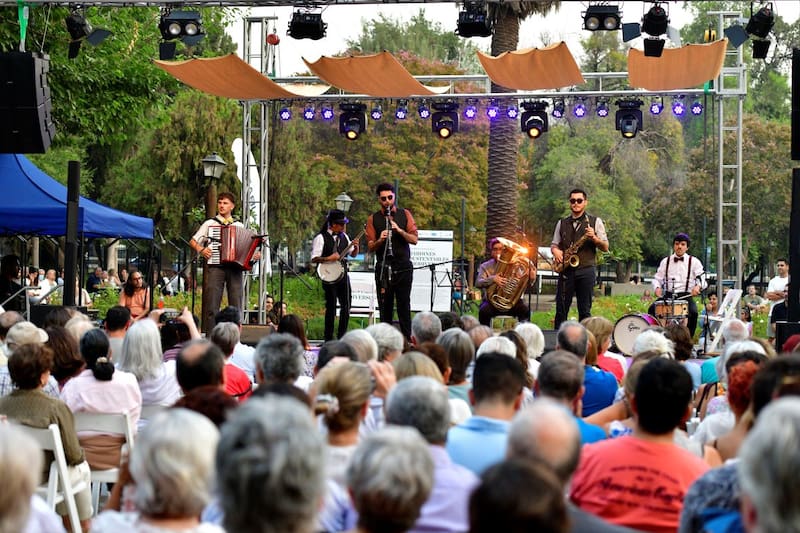 Disfruta de diferentes artistas y una espectacular vista.