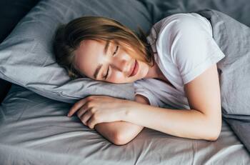 La fruta que te ayuda a dormir mejor en marzo: Es recomendada por Harvard