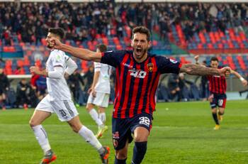 VIDEO| Así fue el alocado festejo de Joaquín Larrivey tras doblete que evitó el descenso de Consenza a la Serie C