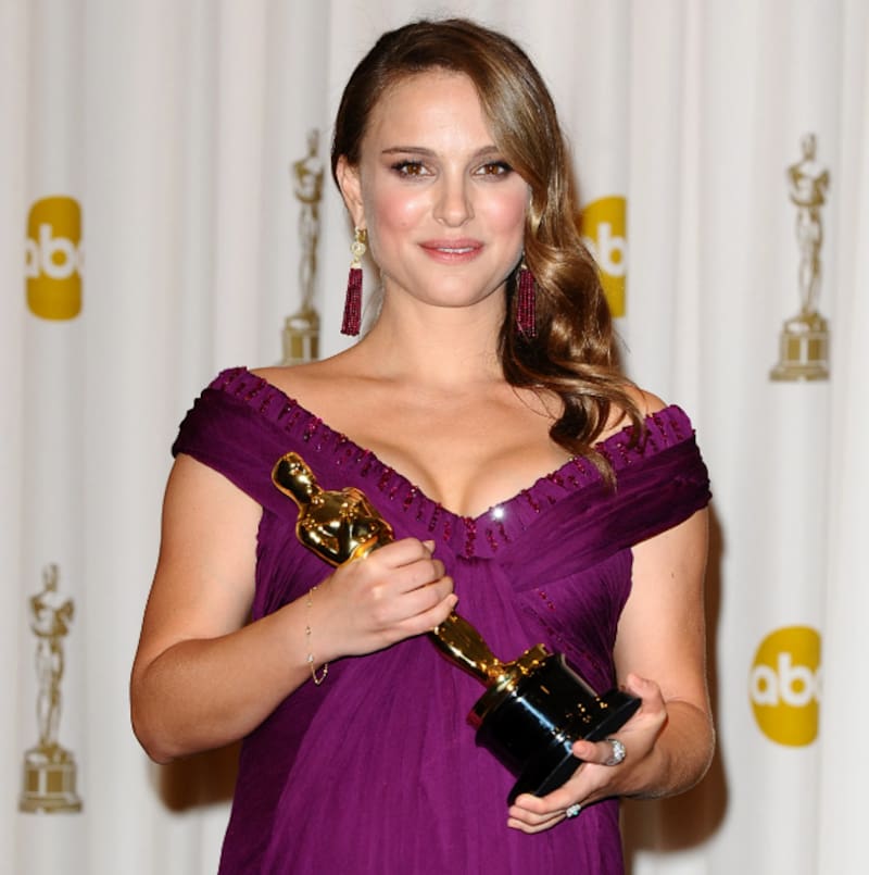 Natalie Portman posando con el Óscar que ganó en 2011 por interpretar el papel protagónico de esta película.