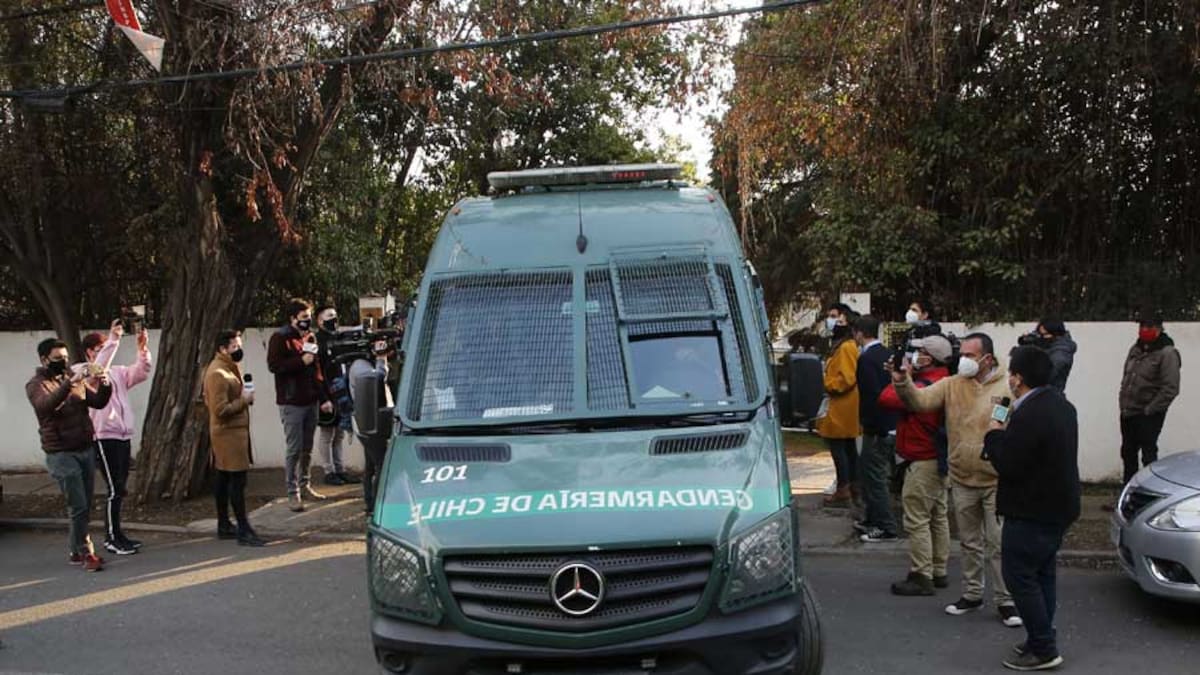 Bocinazos, refuerzos y un alterada Raquel Argandoña marcaron el traslado de Nano Calderón a Santiago 1