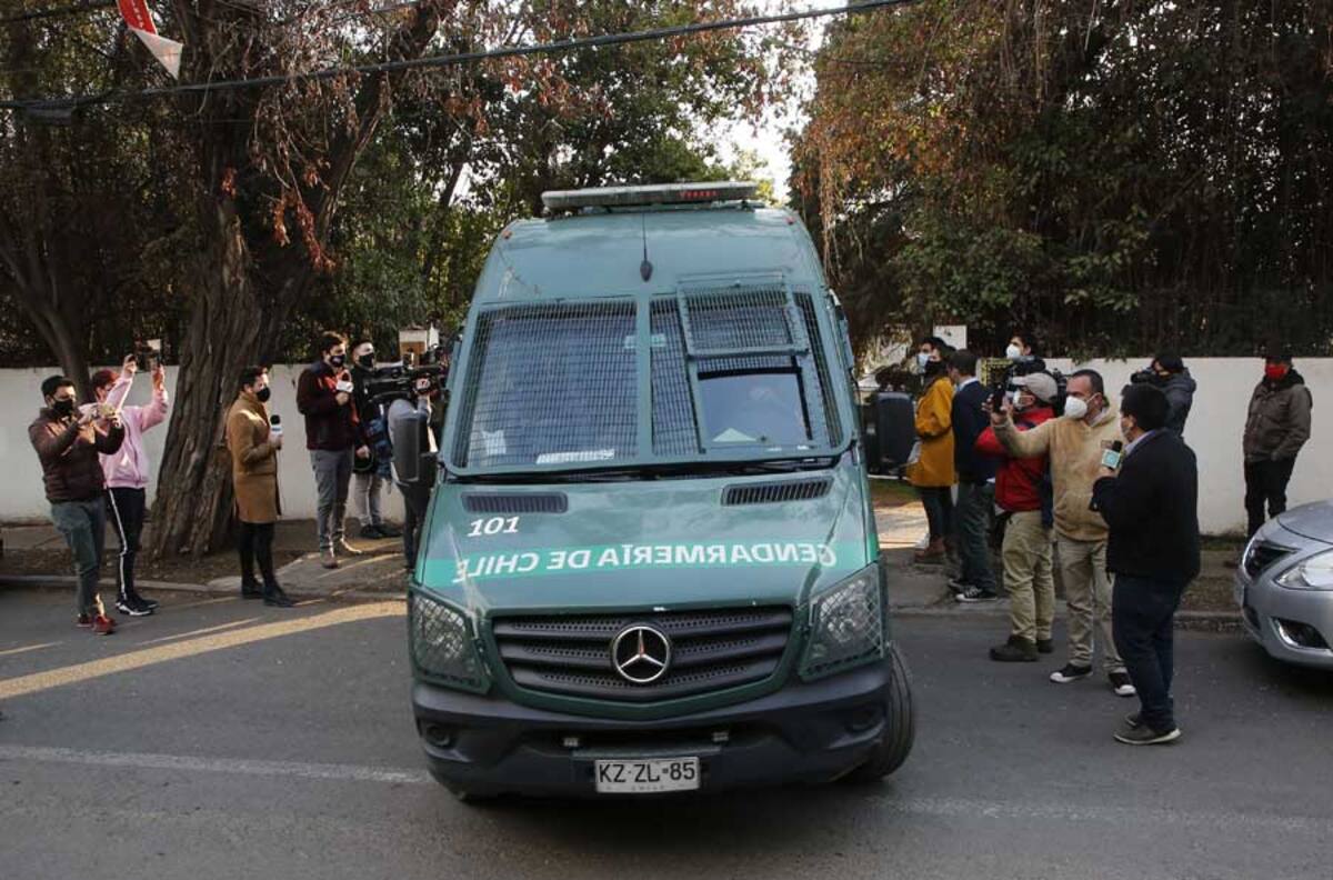 Bocinazos, refuerzos y un alterada Raquel Argandoña marcaron el traslado de Nano Calderón a Santiago 1