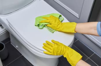 Adiós a los químicos: Con tres productos puedes preparar este eficiente limpiador de baños casero