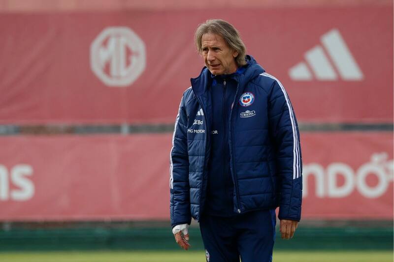 dirigiendo a La Roja en Juan Pinto Durán.