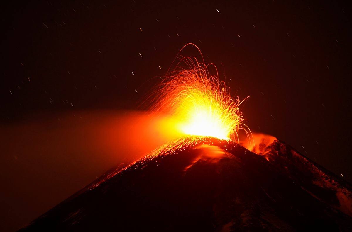 ¡Impresionante! Volcán "Etna" entra de nuevo en erupción en Italia
