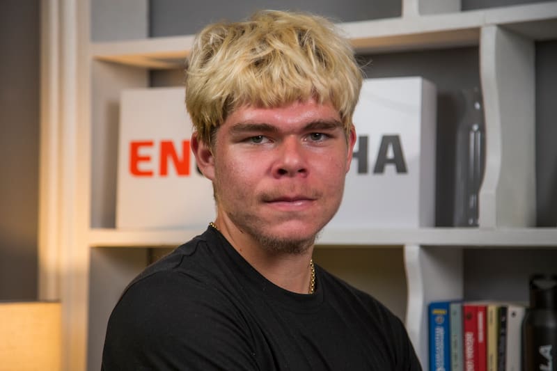 El tenista chileno-alemán llegó a Raquetas y Palas y en un perfecto español "a la chilena" habló sobre su incipiente carrera en el circuito profesional. Foto: En Cancha