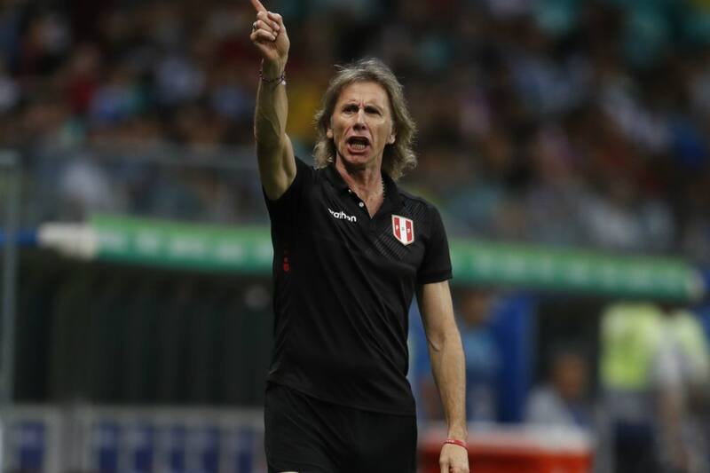 Gareca dirigiendo a Perú.