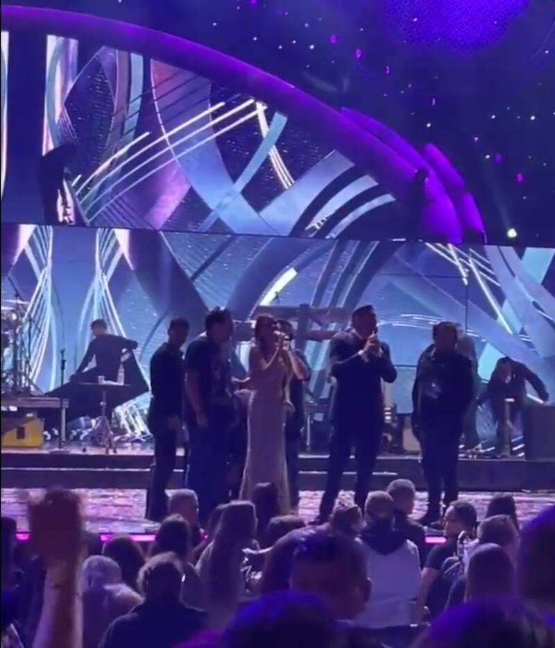 Pancho Saavedra en su intento por calmar las pifias. Créditos: X