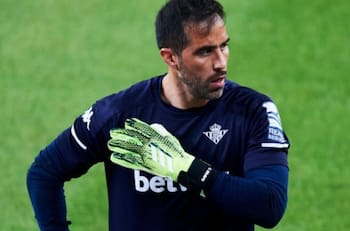Promesa del Betis destacó liderazgo de Claudio Bravo: "Le gusta estar encima. Te exige al máximo"