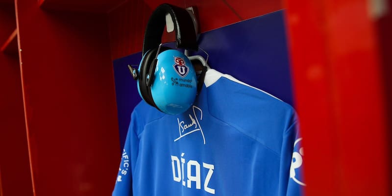 Camiseta de la U en homenaje a Leonel Sánchez / Redes U. de Chile