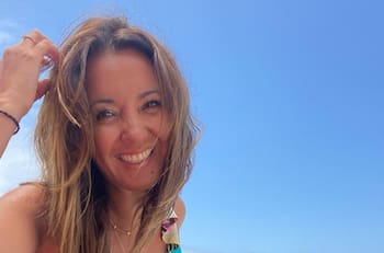 Con fotografía y cena incluida: Priscilla Vargas viajó a España para entrevistar a Antonio Banderas