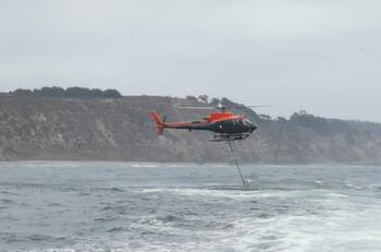 VIDEO | Así fue el rescate en helicóptero de un hombre que cayó al mar desde un kayak en Maitencillo