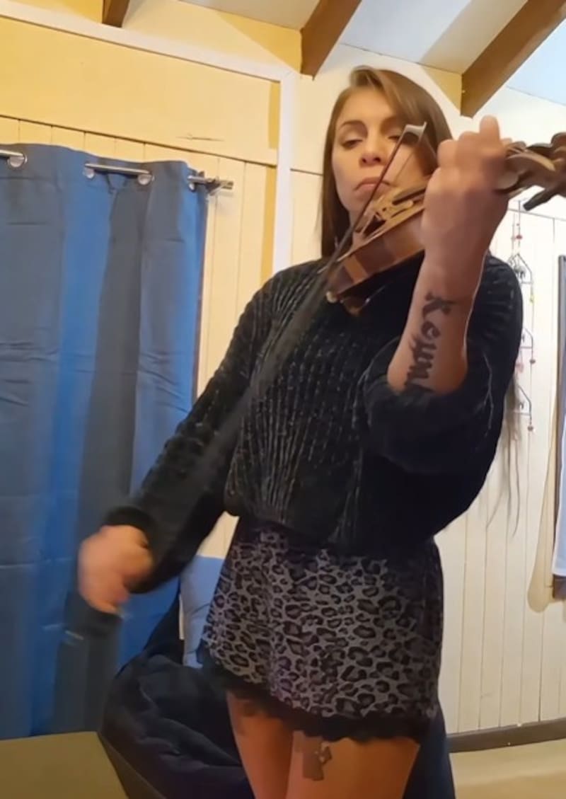 Daniela Asenjo aprendió a tocar el violín en una Escuela de Música. Dice que cuando ejecuta alguna pieza, siente una sensación de adrenalina similar a cuando boxea.