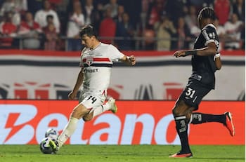 “El que más rindió”: Gonzalo Tapia suma elogios en Brasil