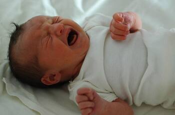 Bebé de 8 meses ingresa grave al hospital tras ingerir metanfetaminas en México