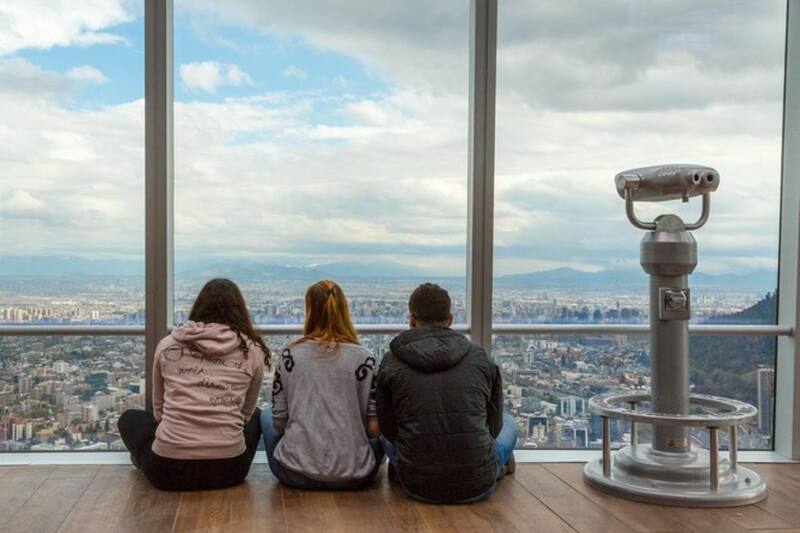 El lugar se ubica en la comuna de Providencia, a pasos de la estación de metro Tobalaba.