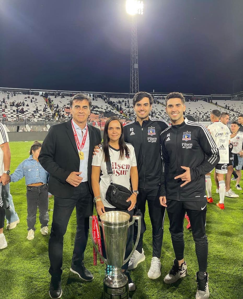 Gustavo Quinteros junto a su esposa e hijos celebrando la estrella 33 con Colo Colo en el Estadio Monumental. (Foto: @rodrigoquinteros1)