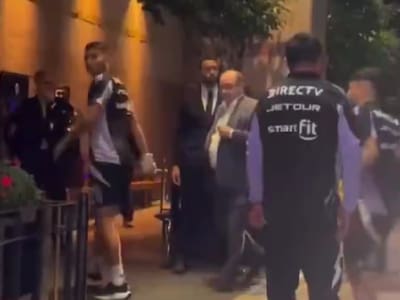 Cánticos y mucha presión: así se fueron a concentrar los jugadores de Colo Colo antes de enfrentar a Racing
