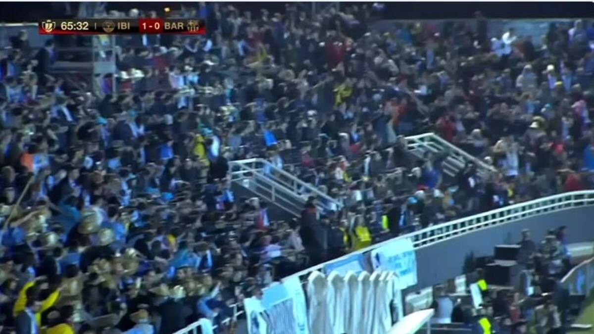 La fiesta de los hinchas del Ibiza en su duelo contra Barcelona