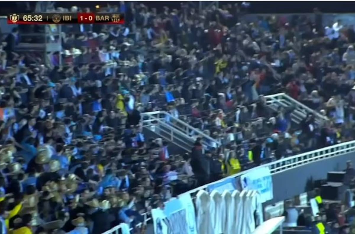La fiesta de los hinchas del Ibiza en su duelo contra Barcelona