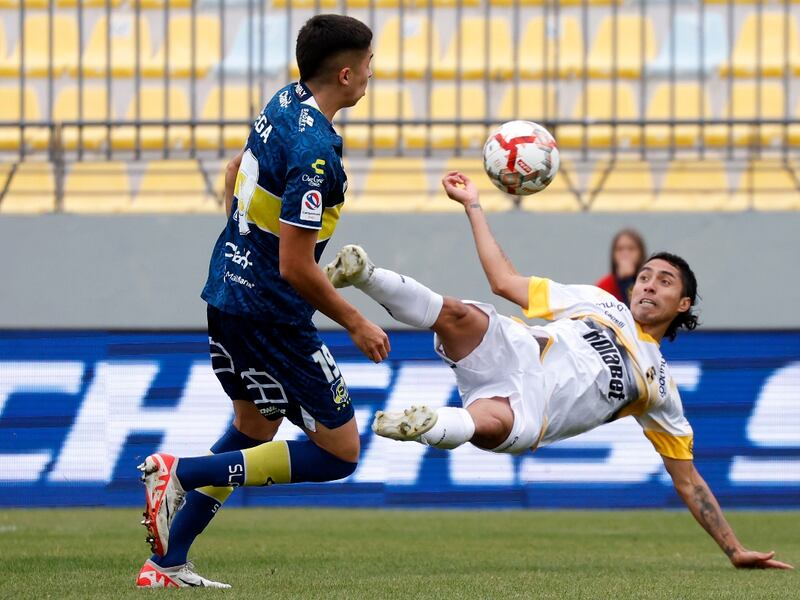 VIDEO | El gol del año en Primera División: la acrobática anotación de Luciano Cabral