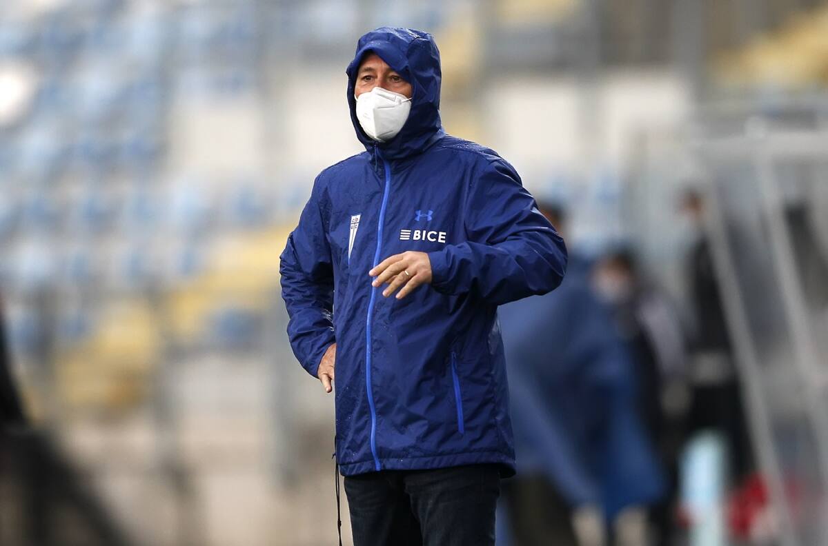 Ariel Holan prepara un sorpresivo cambio en la formación de la UC ante Deportes La Serena